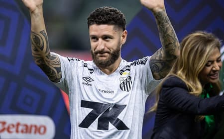 Zé Rafael, volante do Santos