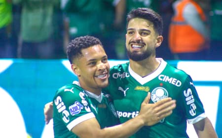 Vitor Roque e Flaco López em partida do Palmeiras contra o Santos. (Foto: Washington Pardal / Agência Enquadrar)
