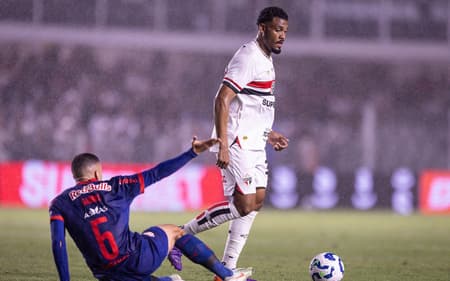 Sabino, zagueiro do São Paulo, em jogo contra o RB Bragantino, pelo Brasileirão