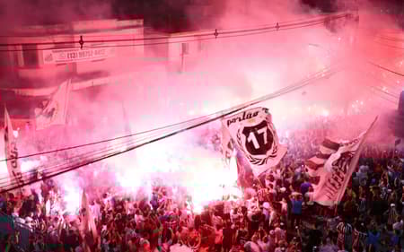 Torcida do Santos recepciona o time nos arredores da Vila Belmiro. (Foto: Mauricio de Souza/ Agif/Gazeta Press)