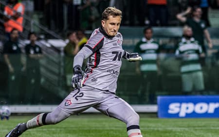 Thiago Couto em ação contra o Palmeiras (Foto: Joca Duarte/MOCHILA PRESS)