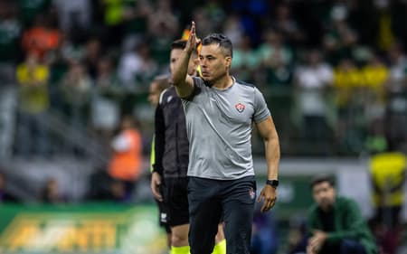 Jair Ventura orienta jogadores do Vitória no Allianz Parque (Foto: JHONY INACIO/AGENCIA ENQUADRAR)