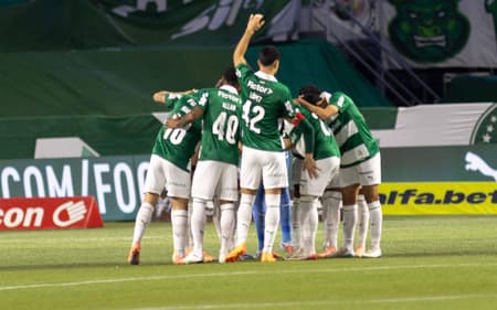 SAO PAULO (SP), 19/11/2025 - Futebol / Brasileirao 2025 - na partida entre o Palmeiras x Vitoria, Valido pela trigesima setima rodada do Campeonato Brasileiro Serie A 2025, realizado no Allianz Parque, em Sao Paulo na noite desta quinta-feira (19) (Foto: Thiago Miyashiro/Pera Photo Press/Gazeta Press)
