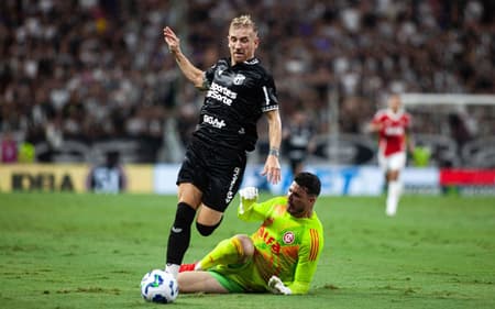 Pedro Henrique, do Ceará, dribla Ivan, do Internacional