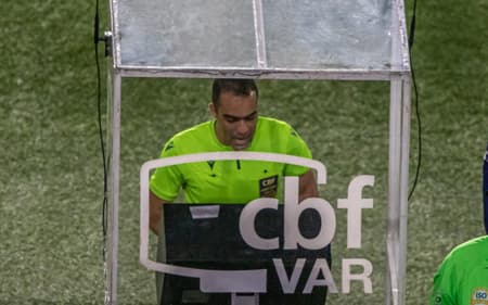 Árbitro Davi de Oliveira Lacerda na partida entre Flamengo e Fluminense