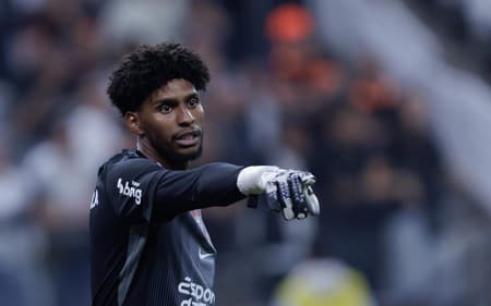 Hugo Souza deve desfalcar o Corinthians contra o Cruzeiro