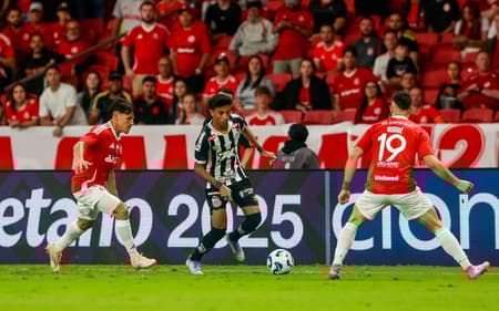 Bernabei e Borré, do Internacional, e Robinho Jr, do Santos