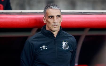 Vojvoda acumula apenas três vitórias em 15 jogos no comando do Santos. (Foto: Luiz Erbes/ Agif/Gazeta Press)