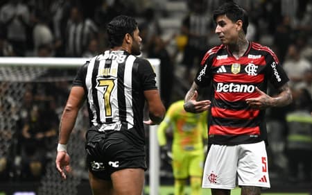 Hulk e Pulgar em Atlético-MG x Flamengo (Foto: Paulo Ti/Thenews2/Gazeta Press)