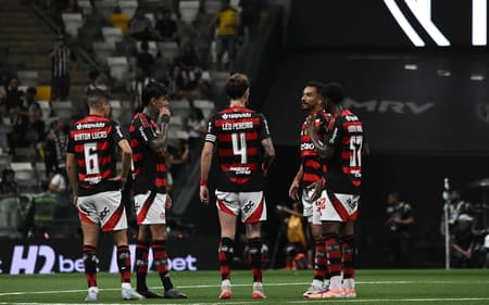 Jogadores do Flamengo no empate contra o Galo (Foto: Paulo Ti/Thenews2/Gazeta Press)