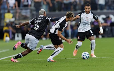 Corinthians x Botafogo em duelo do Brasileirão (Foto: Vilmar Bannach/Ekobanpress/Gazeta Press)