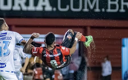 Alerrandro dá bicicleta em jogo contra o Cruzeiro (Foto: Victor Ferreira / EC Vitória)