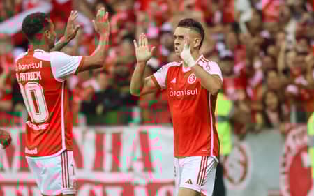 Borré comemora gol pelo Internacional no Brasileirão