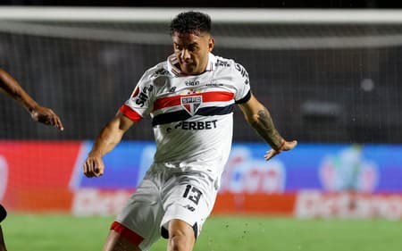 Enzo Díaz tem agradado na lateral esquerda do São Paulo desde sua chegada