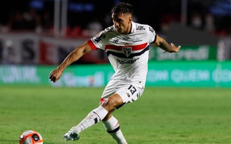 Enzo Díaz tem agradado na lateral esquerda do São Paulo desde sua chegada