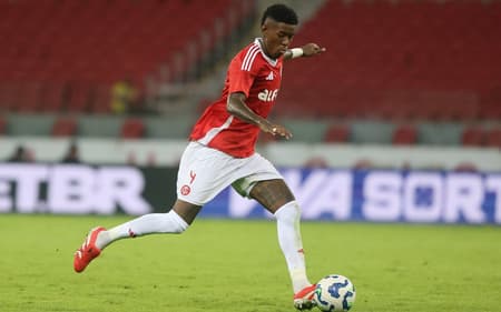 Vitão, zagueiro do Internacional