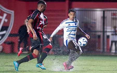 Vitória e Cruzeiro jogaram debaixo de chuva no Barradão (Foto: Celo Gil/Cruzeiro)