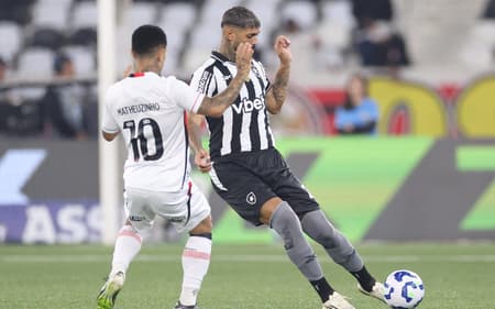 Barboza e Matheusinho em Botafogo x Vitória no primeiro turno (Foto: Vítor Silva/Botafogo)