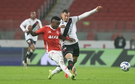 Carbonero chuta para marcar gol do Internacional