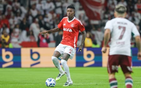 Vitão, zagueiro do Internacional