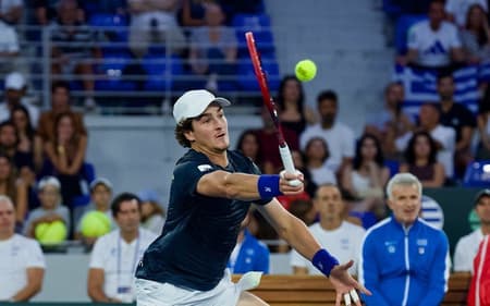 João Fonseca na vitória histórica sobre Tsitsipas na Davis (Foto: André Gemmer/CBT)