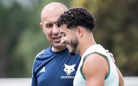 Técnico Leonardo Jardim e lateral William em treino do Cruzeiro (Foto: Gustavo Aleixo/Cruzeiro)