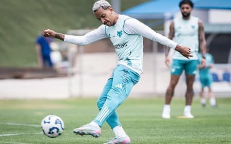 Matheus Pereira, do Cruzeiro, em treino na Toca da Raposa (Foto: Gustavo Aleixo/Cruzeiro)