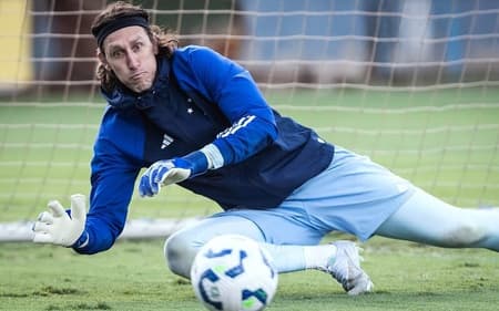 Goleiro Cássio em treino do Cruzeiro na Toca da Raposa (Foto: Gustavo Aleixo/Cruzeiro)