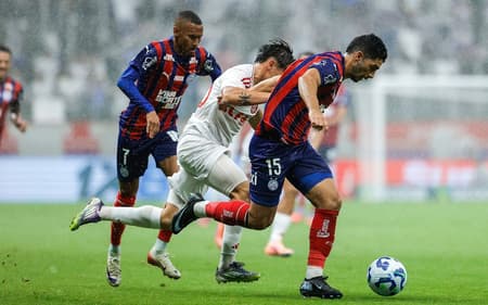 Michel Araújo, do Bahia, contra Bernabei, do Internacional