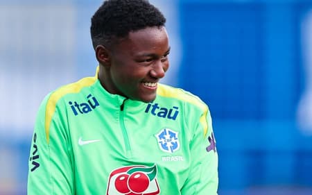 Goleira Thaís Lima, da Seleção Brasileira feminina, durante treino em Manchester. (Foto: Lívia Villas Boas / CBF)