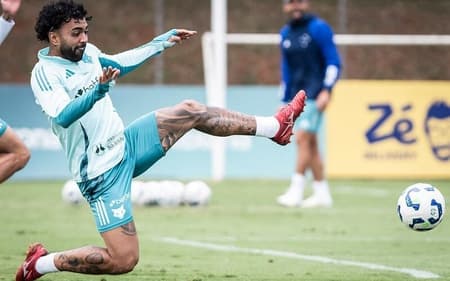 Atacante Gabigol, do Cruzeiro, em treino na Toca da Raposa (Foto: Gustavo Aleixo/Cruzeiro)