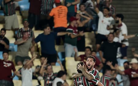 Acosta e Renê comemoram gol do Fluminense no Maracanã (FOTO: LUCAS MERÇON / FLUMINENSE F.C.)