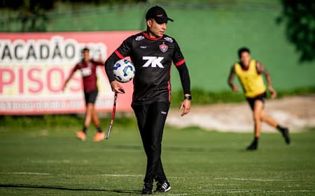 Jair Ventura comanda treino do Vitória (Foto: Victor Ferreira / EC Vitória)