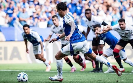 Kaio Jorge bate pênalti para marcar primeiro gol do Cruzeiro contra o Vitória (Foto: Gustavo Aleixo/Cruzeiro)