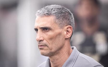 Vojvoda acumula apenas 2 vitórias em 10 jogos comandando o Peixe. (Foto: Raul Baretta/ Santos FC)