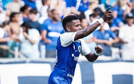 Equatoriano Arroyo comemora gol do Cruzeiro contra o Vitória (Foto: Gustavo Aleixo/Cruzeiro)
