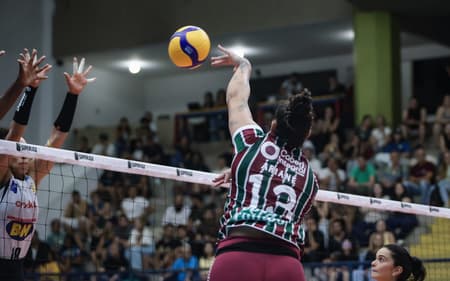 Ariane em ação contra o Praia Clube (Foto: Marcelo Gonçalves/ Fluminense FC)