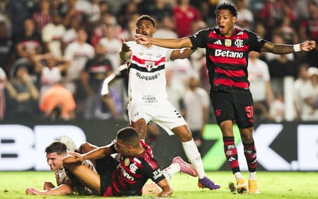 Samuel Lino por pouco não deu a vitória ao Flamengo (Foto: Gilvan de Souza/Flamengo)