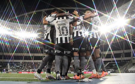 Time do Botafogo comemorando gol contra o Vasco (Foto: Vítor Silva/Botafogo)