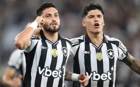 Comemoração de Alex Telles no gol do Botafogo contra o Vasco (Foto: Vítor Silva/Botafogo)