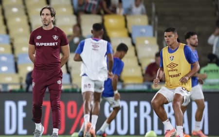 Zubeldía no aquecimento dos jogador do Fluminense (Foto: MARCELO GONÇALVES / FLUMINENSE F.C)