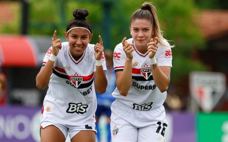 Vitorinha (à esquerda) e Carol Gil (à direita) comemoram gol do São Paulo. (Foto: Rubens Chiri / São Paulo FC)