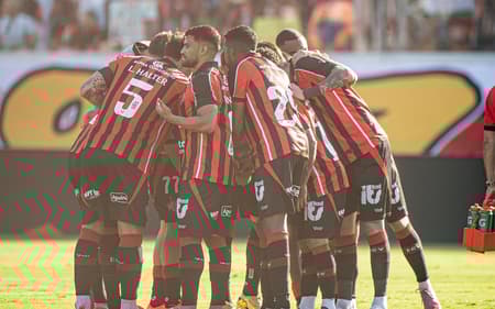 Jogadores do Vitória reunidos antes da partida contra o Botafogo (Foto: Victor Ferreira / EC Vitória)