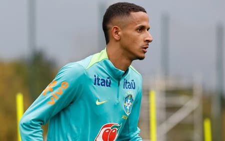 Juba em treino da Seleção em Londres (Foto: Rafael Ribeiro / CBF)