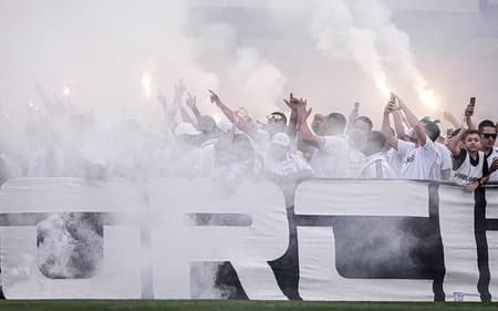 Torcidas organizadas do Santos fazem festa de apoio ao time no CT Rei Pelé. (Foto: Raul Baretta/ Santos FC)
