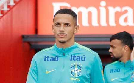 Juba durante treino do Brasil em Londres (Foto: Rafael Ribeiro / CBF)