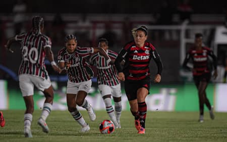 Gláucia, do Flamengo, domina bola diante do Fluminense, pelo jogo de ida da final do Carioca Feminino. (Foto: PaulaReis/Flamengo)