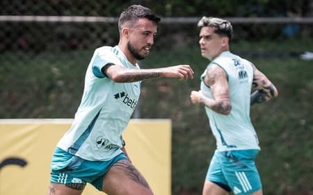 Matheus Henrique e Fagner, do Cruzeiro, na Toca da Raposa (Foto: Gustavo Aleixo/Cruzeiro)