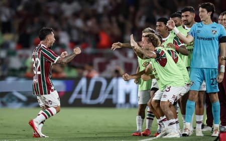 Lucho Acosta comemora gol contra o Flamengo com jogadores do Fluminense (Foto: Marcelo Gonçalves/ Fluminense FC)