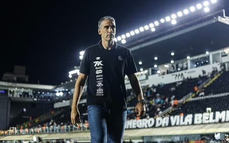 Juan Pablo Vojvoda busca a primeira vitória fora de casa no comando do Santos. (Foto: Reinaldo Campos/ Santos FC)